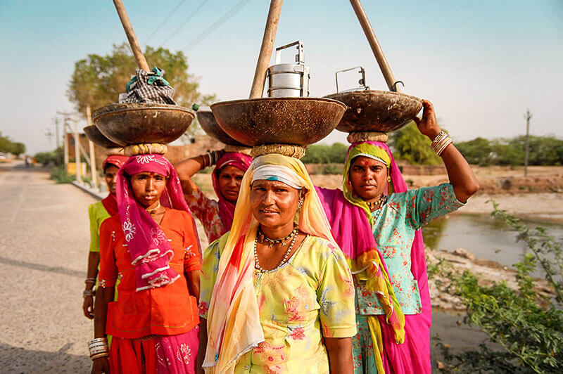 Femmes de retour des champs entre Jodhpur et Sardarghar, Rajasthan, Inde © Clément Racineux, photographe à Brest, Lannion, Rennes, Saint Brieuc, Bretagne