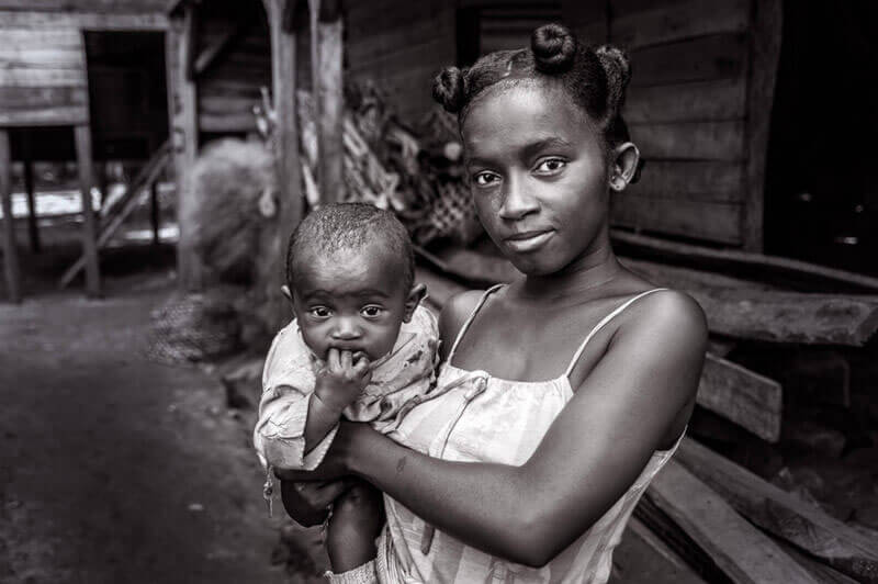 Portrait d'une mère et son enfant dans un village du Canal des Pangalanes, Madagascar