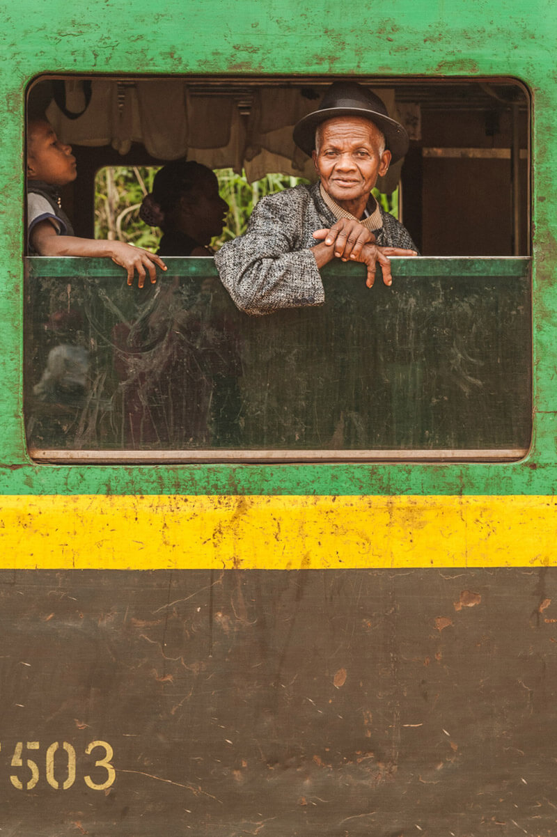 Passager du train Fianarantsoa-Manakara, Madagascar © Clément Racineux, photographe à Brest, Lannion, Rennes, Saint Brieuc, Bretagne
