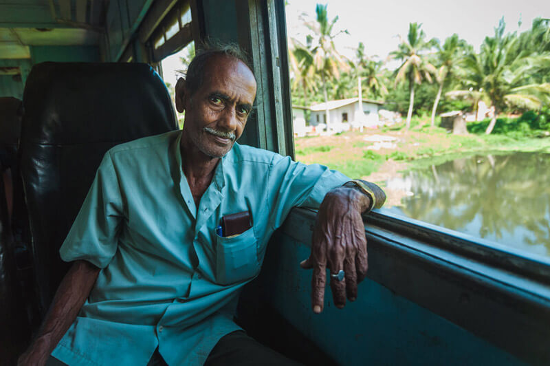 Dans le train au Sri-Lanka, Asie © Clément Racineux, photographe à Brest, Lannion, Rennes, Saint Brieuc, Bretagne